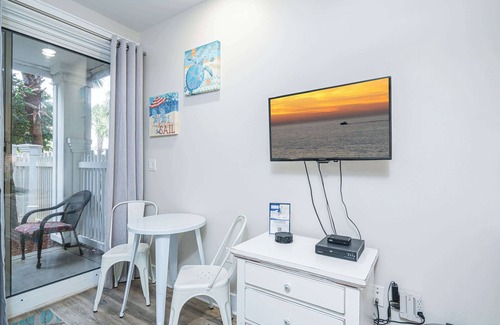 Baytowne Wharf Apartment | Oceanfront Retreat at Pilot House with Pool & Breakfast