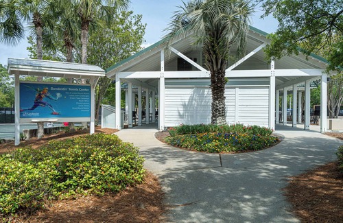 Baytowne Wharf Apartment | Oceanfront Retreat at Pilot House with Pool & Breakfast