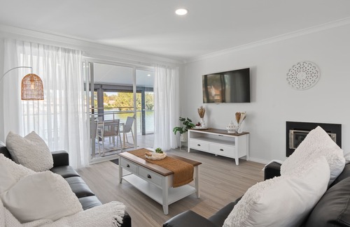 South Yunderup House | Experience Seashells Lake House with Inviting Hot Tub