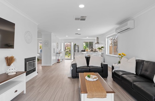 South Yunderup House | Experience Seashells Lake House with Inviting Hot Tub