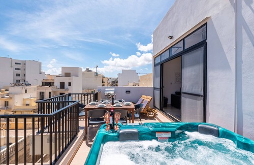 Bugibba Apartment | Stunning Seashells Penthouse with Hot Tub & Ocean View