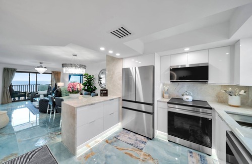 Mid Island Condo | Beachfront 2BR/2BA Condo with Ocean View and Pool Access