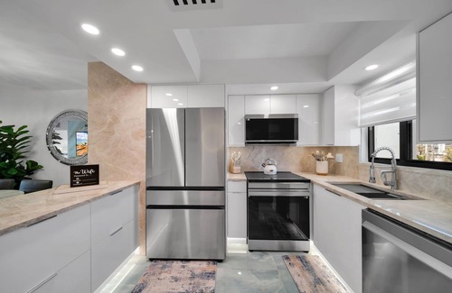 Mid Island Condo | Beachfront 2BR/2BA Condo with Ocean View and Pool Access