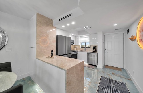 Mid Island Condo | Beachfront 2BR/2BA Condo with Ocean View and Pool Access