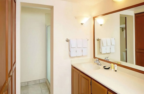 Kaanapali Hotel | Seaside Getaway: Family-Friendly Near Blue Hawaiian Helicopter