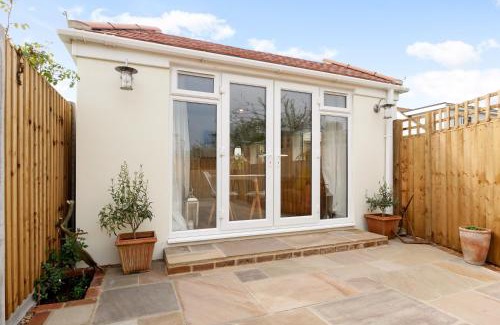 Felpham Apartment | Seaside Annexe: Family-Friendly Retreat with 9.7/10 Rating