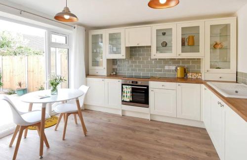 Felpham Apartment | Seaside Annexe: Family-Friendly Retreat with 9.7/10 Rating