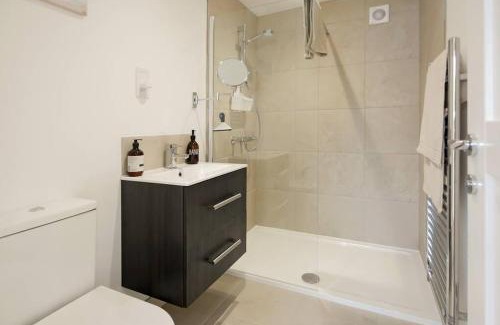 Felpham Apartment | Seaside Annexe: Family-Friendly Retreat with 9.7/10 Rating