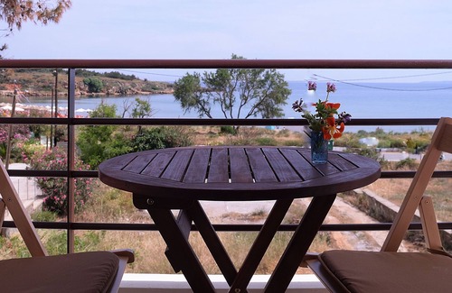 Daratsos Apartment | Unforgettable Seaside Apartment at Chrissi Akti with Pool