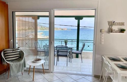 Dorida Apartment | Exceptional Seaside Apartment in Glyfada-Trizonia for Families