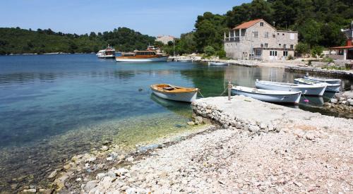 Pomena Apartment | Relaxing Seaside Apartments with Pool in Pomena, Mljet
