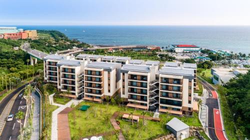 Jungmun Resort | Family-Friendly Seaside Arden with Oceanfront Pool Access