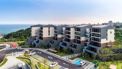 Jungmun Resort | Family-Friendly Seaside Arden with Oceanfront Pool Access