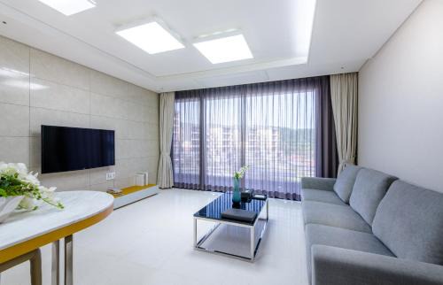 Jungmun Resort | Family-Friendly Seaside Arden with Oceanfront Pool Access