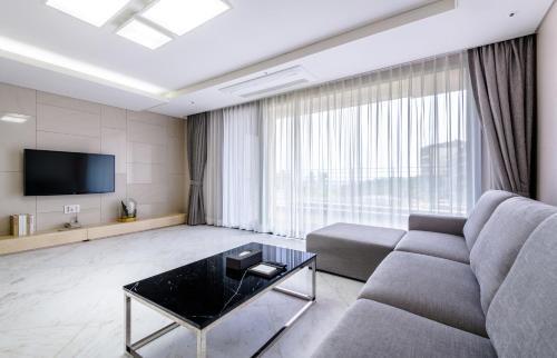 Jungmun Resort | Family-Friendly Seaside Arden with Oceanfront Pool Access