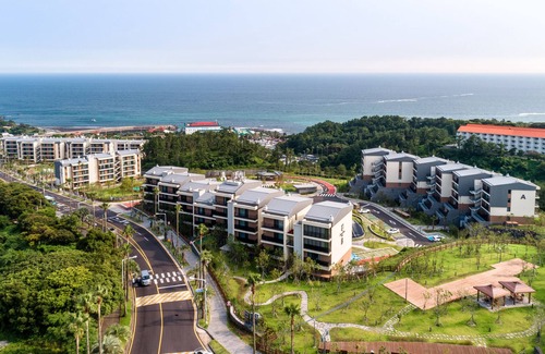 Jungmun Condo | Pet-Friendly Seaside Arden with Ocean View & Pool Access