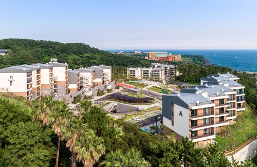Jungmun Condo | Pet-Friendly Seaside Arden with Ocean View & Pool Access