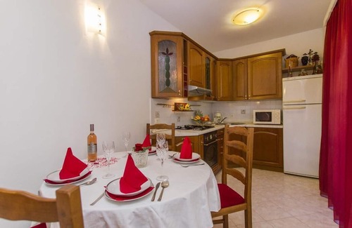 Ripenda Verbanci House | Seaside Retreat: Enjoy a Poolside Escape with Top Ratings