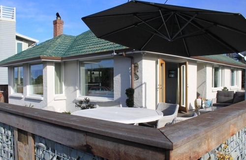 Timaru House | Cozy Seaside Bungalow in Timaru with Ocean Views