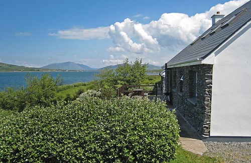 Portmagee House | Oceanfront Seaside Cottages with Spa & Breakfast Included