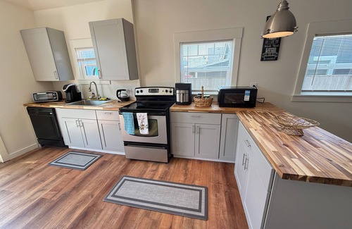 Seaside House | Seaside Cottage 3 blocks from the beach and downtown