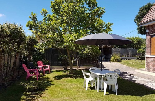 Berneval-le-Grand House | Cozy Seaside Cottage with Oceanfront Views and Kitchen