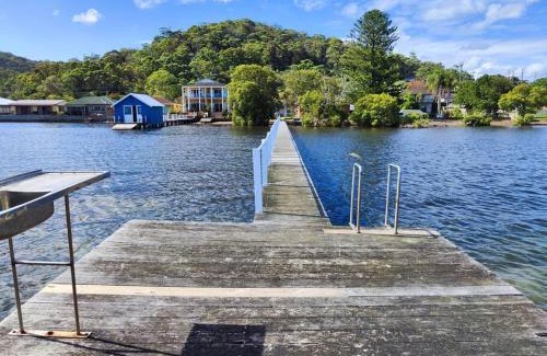 Tascott House | Seaside Cottage with Jetty - Family and Pet Friendly Retreat