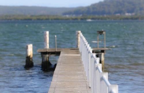 Tascott House | Seaside Cottage with Jetty - Family and Pet Friendly Retreat