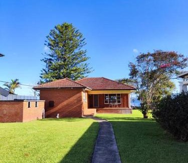 Tascott House | Seaside Cottage with Jetty - Family and Pet Friendly Retreat