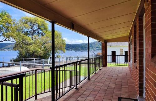 Tascott House | Seaside Cottage with Jetty - Family and Pet Friendly Retreat