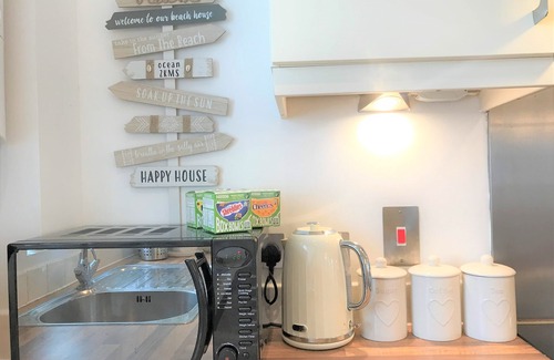 Worthing House | Idyllic Seaside Cottage with Breakfast and Parking