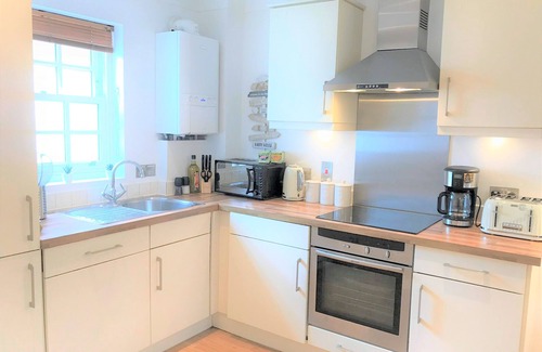 Worthing House | Idyllic Seaside Cottage with Breakfast and Parking