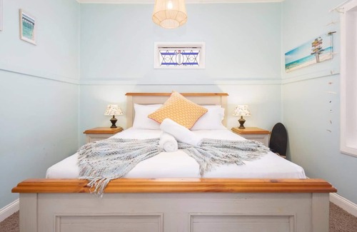 Merewether Cottage | Relaxing Retreat at Seaside Daisy Beach Shack with Spa