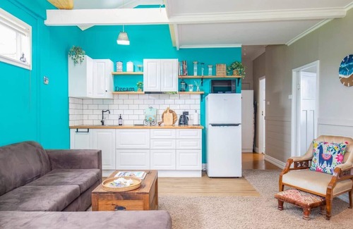 Merewether Cottage | Relaxing Retreat at Seaside Daisy Beach Shack with Spa