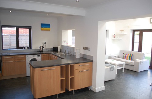 South Hayling House | Tranquil "Happy Daze" Bungalow with Oceanfront Bliss