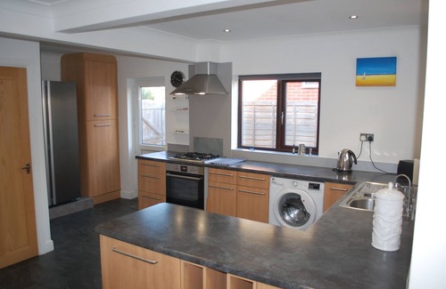 South Hayling House | Tranquil "Happy Daze" Bungalow with Oceanfront Bliss