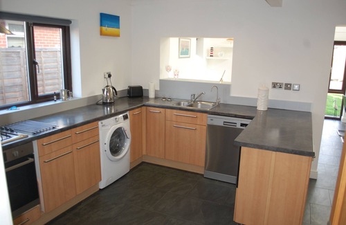 South Hayling House | Tranquil "Happy Daze" Bungalow with Oceanfront Bliss