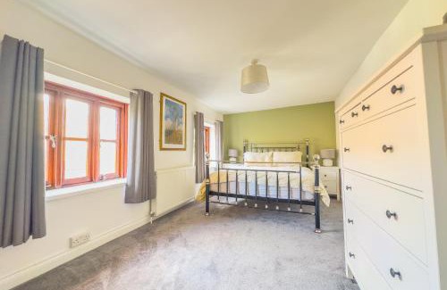 Kewstoke House | Pet-Friendly Seaside Cottage with Cozy Log Burner & Top Rating