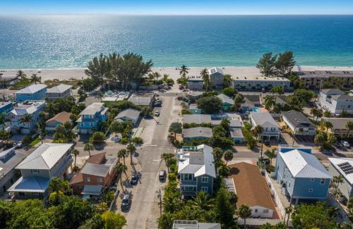 Bradenton Beach House | Oceanfront Seaside Escape: Pet-Friendly Retreat Awaits