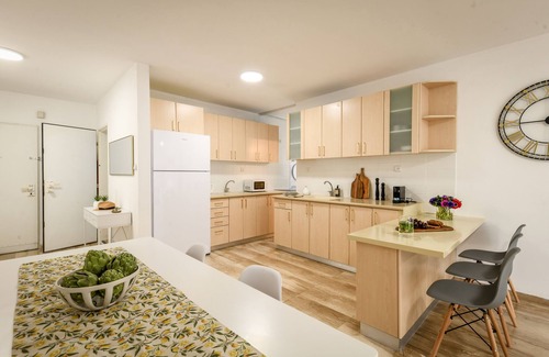 Netanya Apartment | Seaside Serenity: 4BR Apt with Private Balcony & Parking