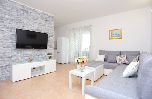 Slatine House | Family-Friendly Seaside Retreat with Pool in Slatine