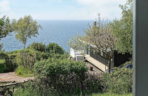 Vang House | Spacious 6-Person Holiday Home in Hasle with Breakfast