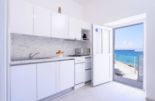 Pokrivenik House | Family-Friendly Seaside House with Oceanfront Views in Hvar