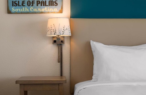 Isle of Palms Hotel | Oceanfront Seaside Inn - Isle of Palms: Pet-Friendly Escape