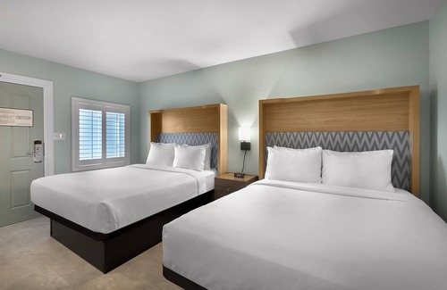 Isle of Palms Hotel | Oceanfront Seaside Inn with Pool and Restaurant Amenities