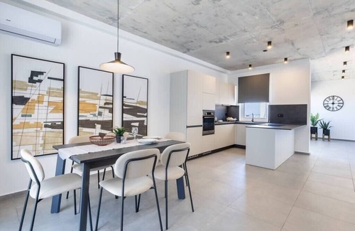 St. Andrew's Apartment | Elegant Seaside Retreat in Pembroke St Julians with Kitchen