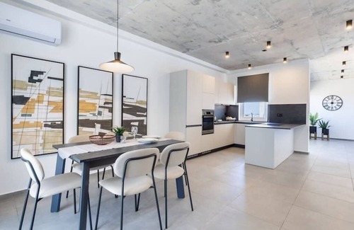 St. Andrew's Apartment | Elegant Seaside Retreat in Pembroke St Julians with Kitchen