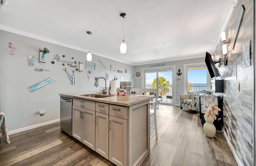 Rocky Point Hotel | Ocean View Retreat with Balcony & Pool - Rated 8.2/10