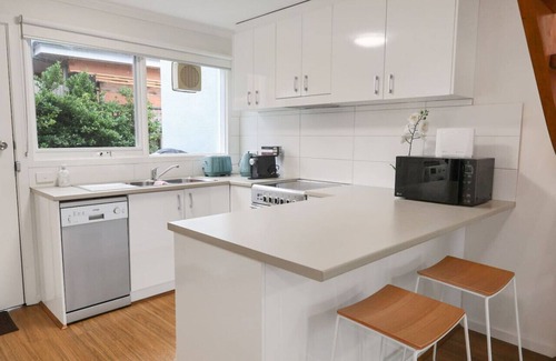 Ocean Grove Apartment | Seaside on The Parade- Central, walk to the beach, shops
