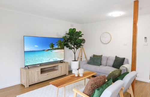 Ocean Grove Apartment | Seaside on The Parade- Central, walk to the beach, shops